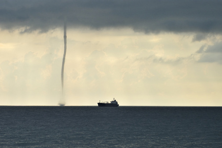 陆龙卷[大气]龙卷风,陆龙卷 大雷雨 具有巨大破坏性的人(或事物)照片