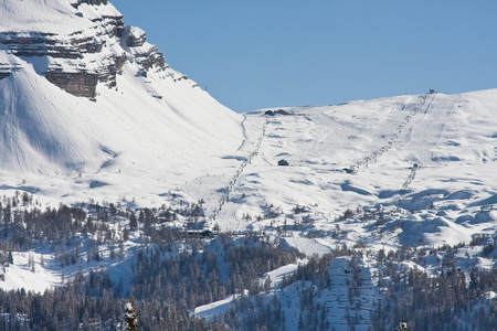 雪下的高山