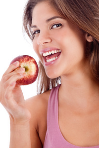 健康的女孩微笑着吃苹果