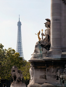 埃菲尔铁塔架在庞德的雕像上