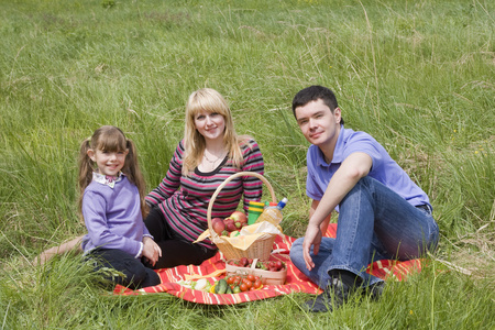 一家人在乡下野餐图片
