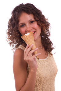女孩在吃冰淇淋