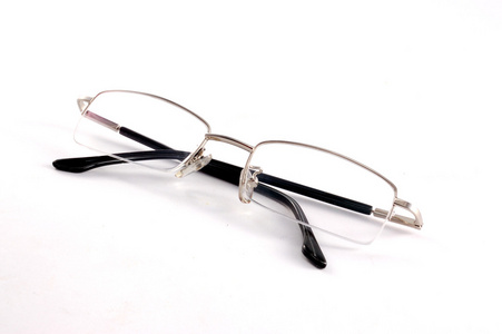眼镜 双筒望远镜 玻璃 glass的名词复数  玻璃杯 玻璃器皿 眼镜