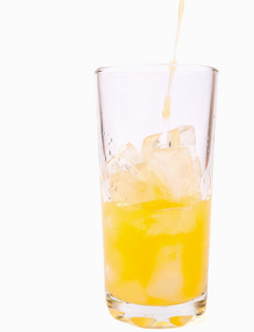 玻璃杯中的新鲜橙汁