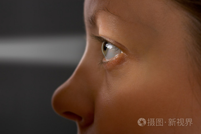 女人的眼睛和光线