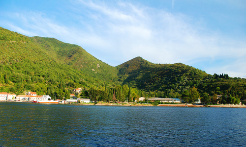 山，山岳 mountain的名词复数  山脉 群山