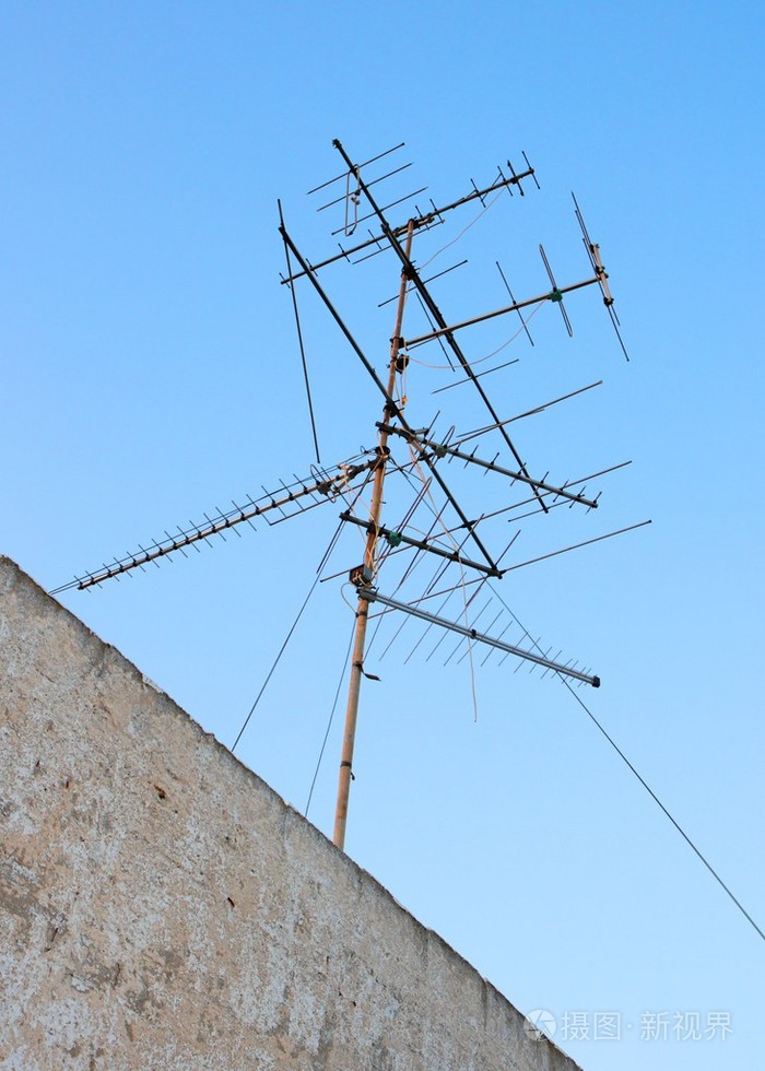 屋顶上的旧电视天线