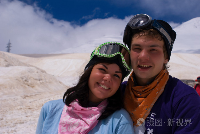 美丽的女孩和同伴