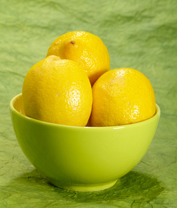 新鲜美味的柠檬水果，绿色背