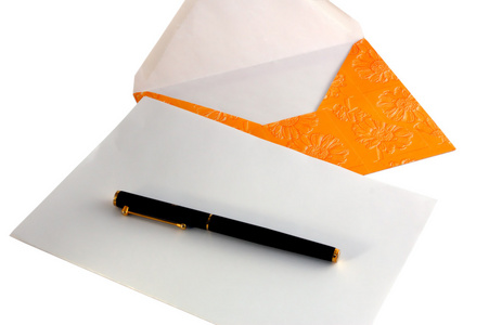 橙色信封和钢笔