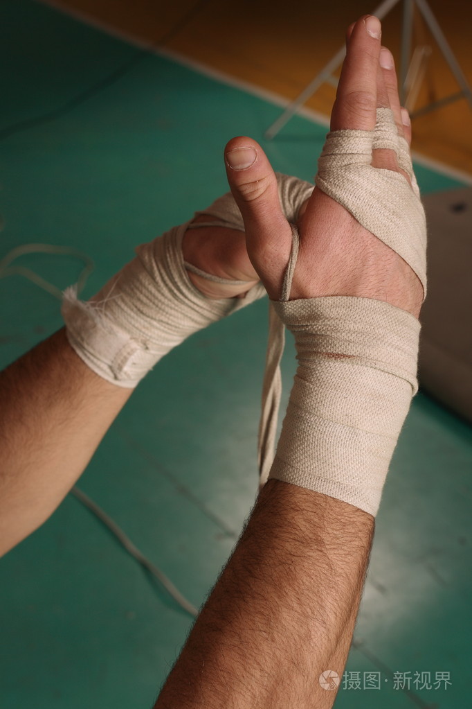 男拳击手穿上白色的手腕