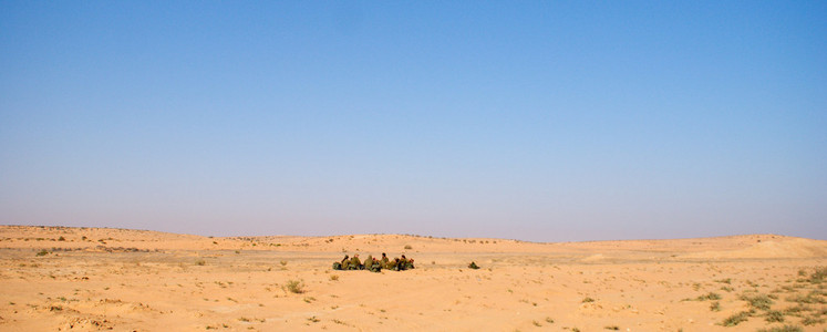 在沙漠中的以色列士兵excersice