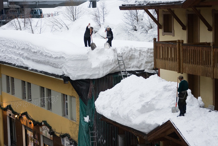 从屋顶除雪