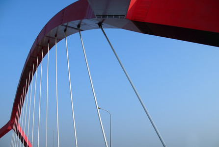 现代桥梁与红柱
