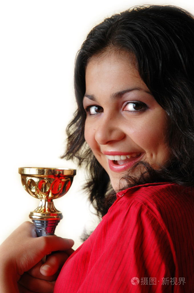 一个拿着高脚杯的女孩