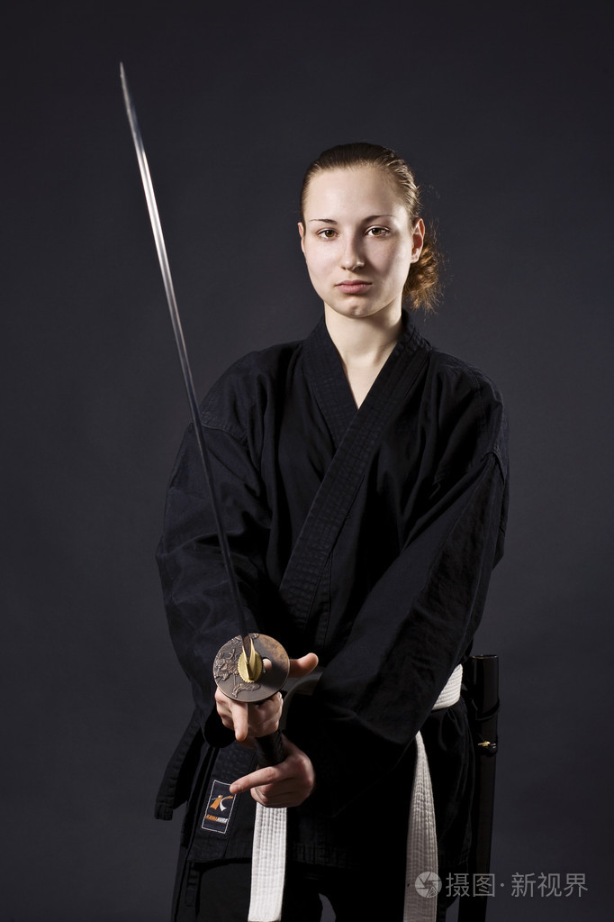 持有武士刀的女武士