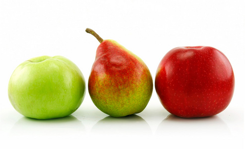 熟透的苹果和梨成一排