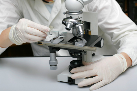 科学家和显微镜