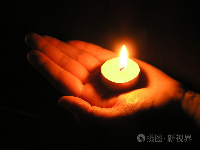 jpg大 2288*1712px发票合同问题/熊熊地燃烧着黑暗中的一支蜡烛比赛