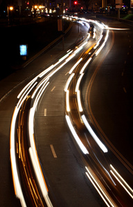 夜间城市道路灯图片