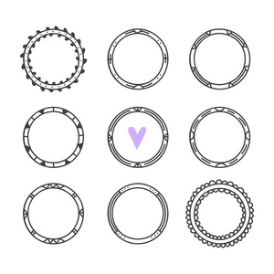 用一只手的浪漫集合绘制圆帧。可爱的圆花圈。复古的设计元素