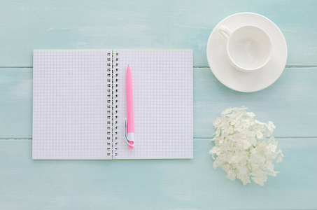 打开笔记本与粉色的笔 coffeecup 和绣球