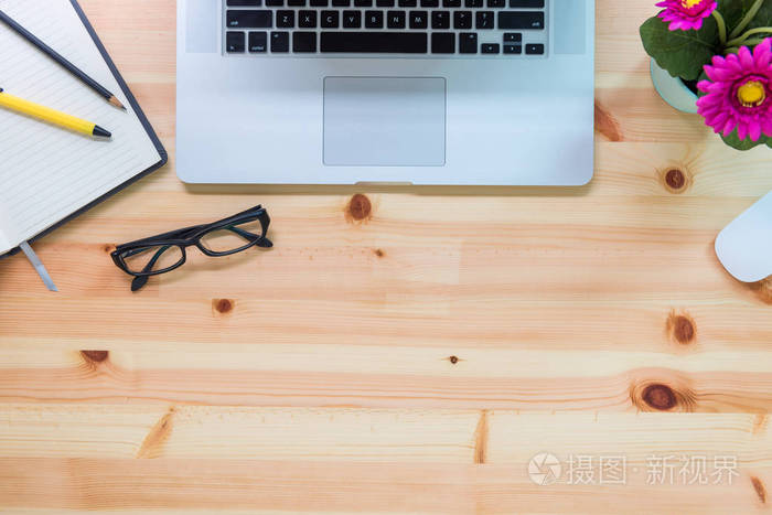 与计算机桌面木制的桌子,顶视图上的家庭办公室