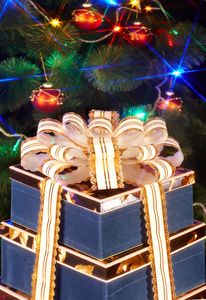 带有闪光灯和礼品盒的圣诞树。