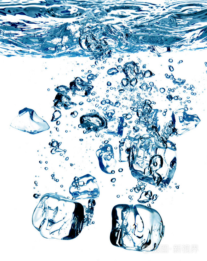 泡在蓝色的水里