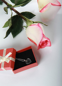 玫瑰和珠宝装饰的礼物图片