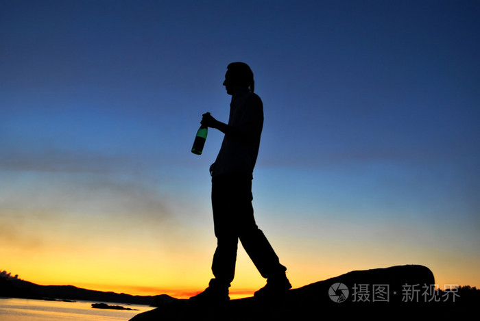 人在岸上喝酒