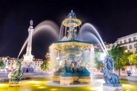 罗西奥广场上的喷泉在里斯本