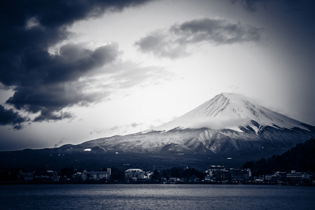 神圣富士山顶上覆盖着白雪的日本