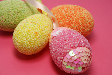 彩色画彩蛋树上