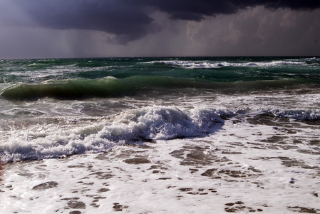 暴风雨中的海浪