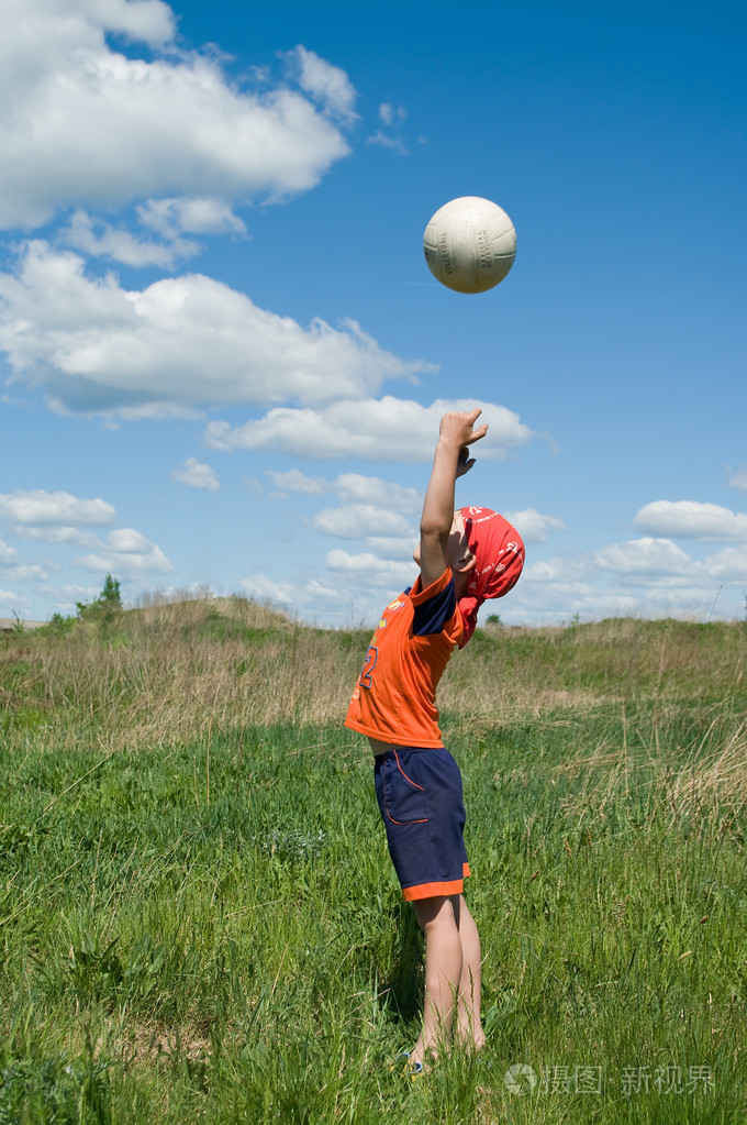 男孩打球照片-正版商用图片0048dd-摄图新视界