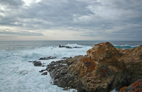 大瑟尔一崎岖的风景如画的旅游胜地，位于美国加利福尼亚州卡门和蒙特雷南部的太平洋沿岸