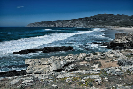 悬崖和岩石上辛特拉的大西洋海岸。冒充葡萄牙