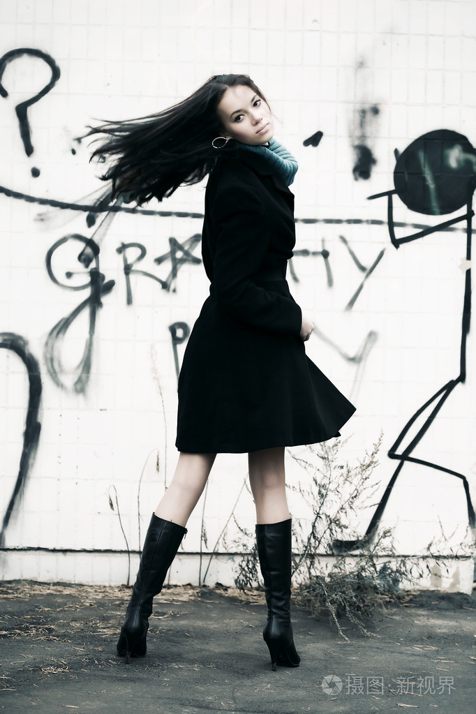 苗条的女人回头照片-正版商用图片004c6r-摄图新视界