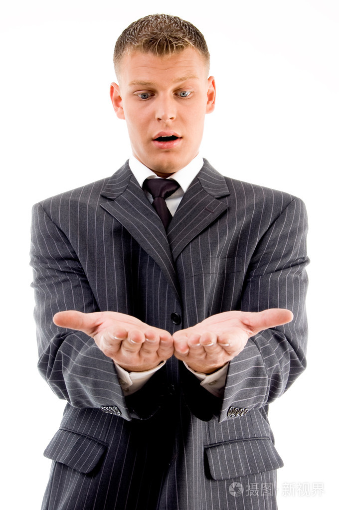 惊讶的男人看着他的手掌