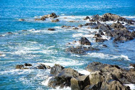 大海和岩石海岸图片