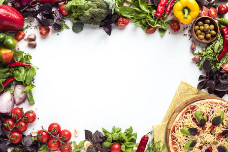 自制披萨和 ingrediaents 背景照片