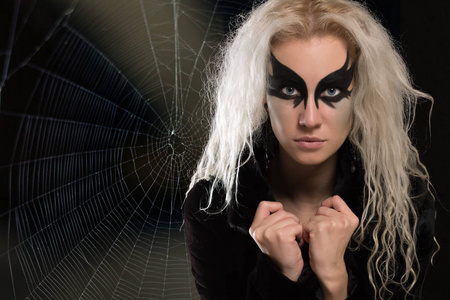 在黑暗的蜘蛛网的背景上的女人照片