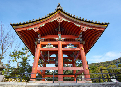 传统日本宗教建筑，一座庙宇前的响铃的壁龛