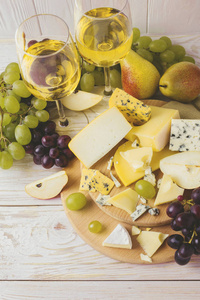 奶酪拼盘配红酒，新鲜的葡萄和梨