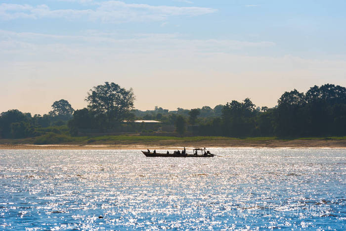 在一条船上河曼德勒缅甸缅甸的伊洛瓦底江的渔民复制文本的空间