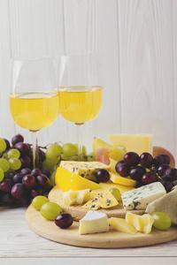 奶酪拼盘配红酒，新鲜的葡萄和梨