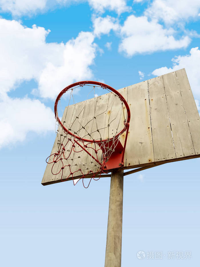 蓝蓝的天空背景上的篮球架