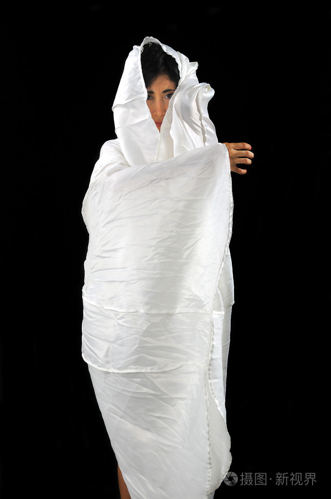 白色长袍的女人
