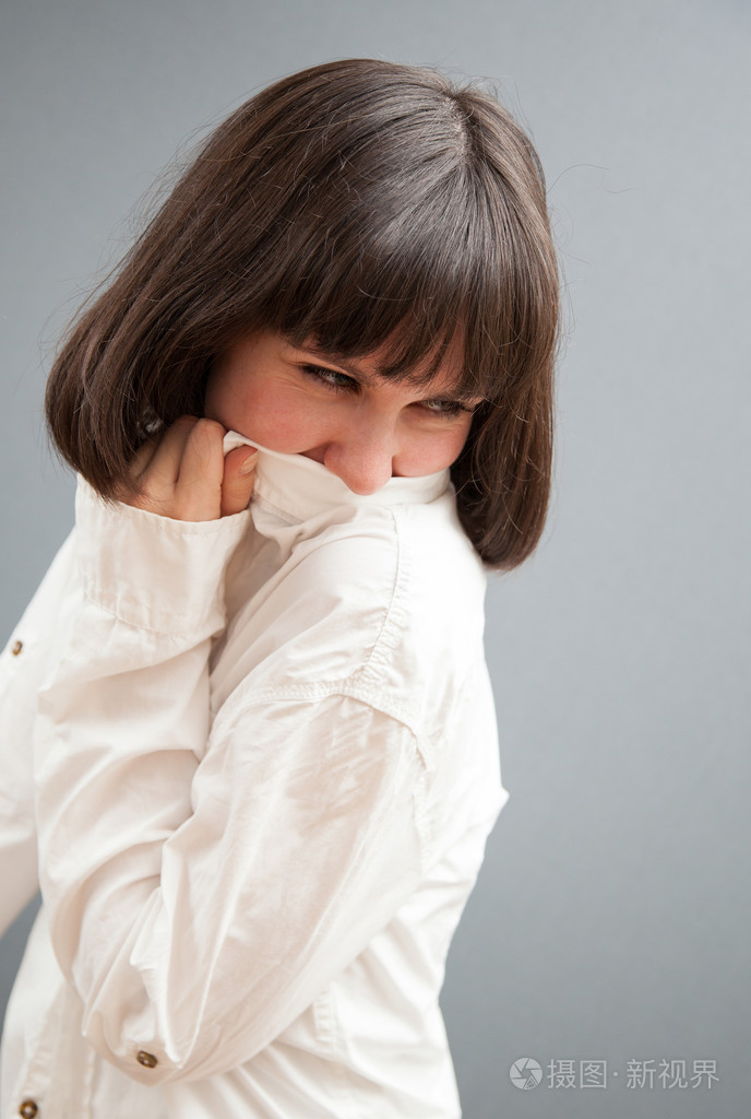 一个困惑的美丽女孩的肖像